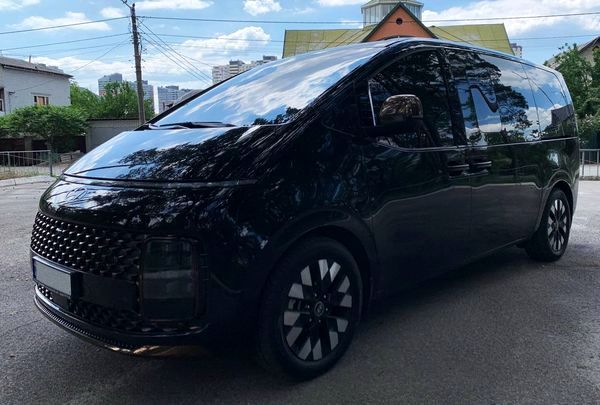 Аренда микроавтобуса Hyundai Staria без водителя в Киеве 