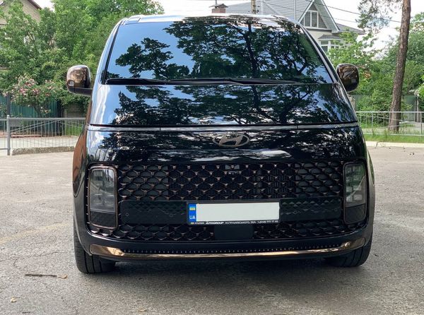 Аренда микроавтобуса Hyundai Staria без водителя в Киеве 