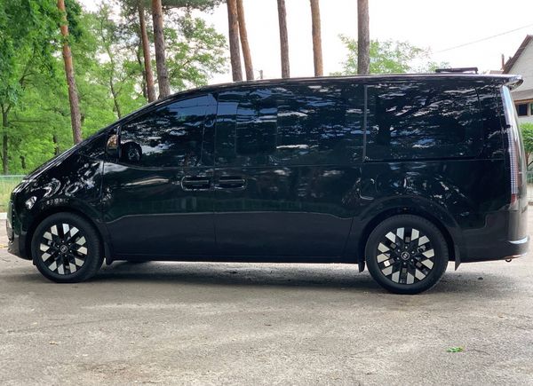 Аренда микроавтобуса Hyundai Staria без водителя в Киеве 