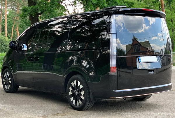 Аренда микроавтобуса Hyundai Staria без водителя в Киеве 