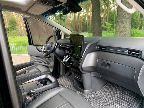 Аренда микроавтобуса Hyundai Staria без водителя в Киеве 