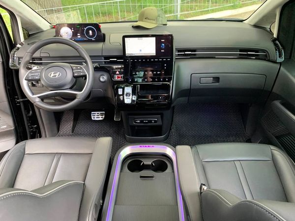 Аренда микроавтобуса Hyundai Staria без водителя в Киеве 