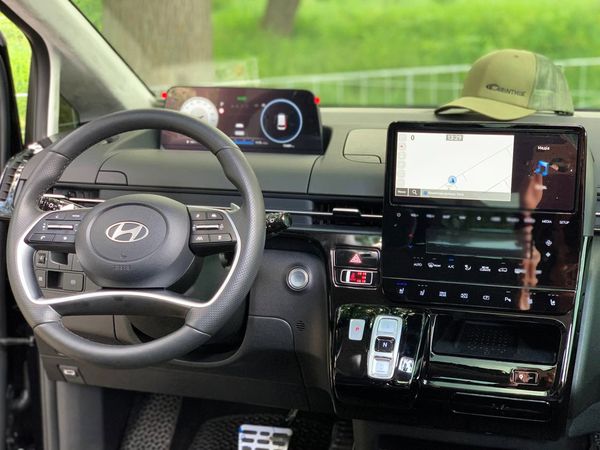Аренда микроавтобуса Hyundai Staria без водителя в Киеве 