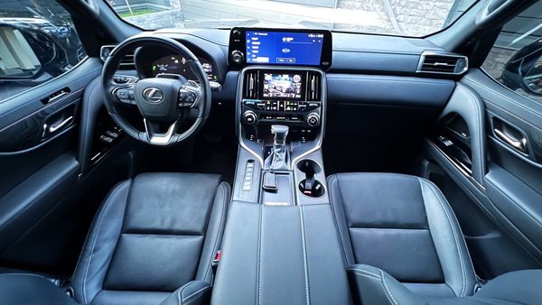 Прокат позашляховика Lexus LX 500 без водія в Києві 